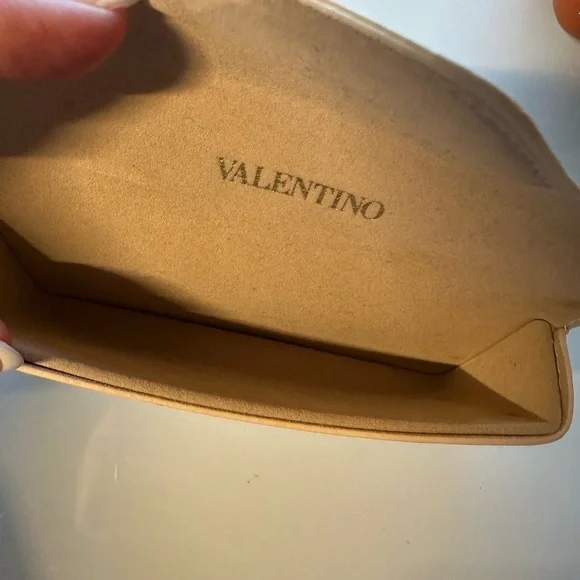 Luxury Vintage-Inspired Valentino Cream Leather Eyeglass Case - Picture 5 of 11